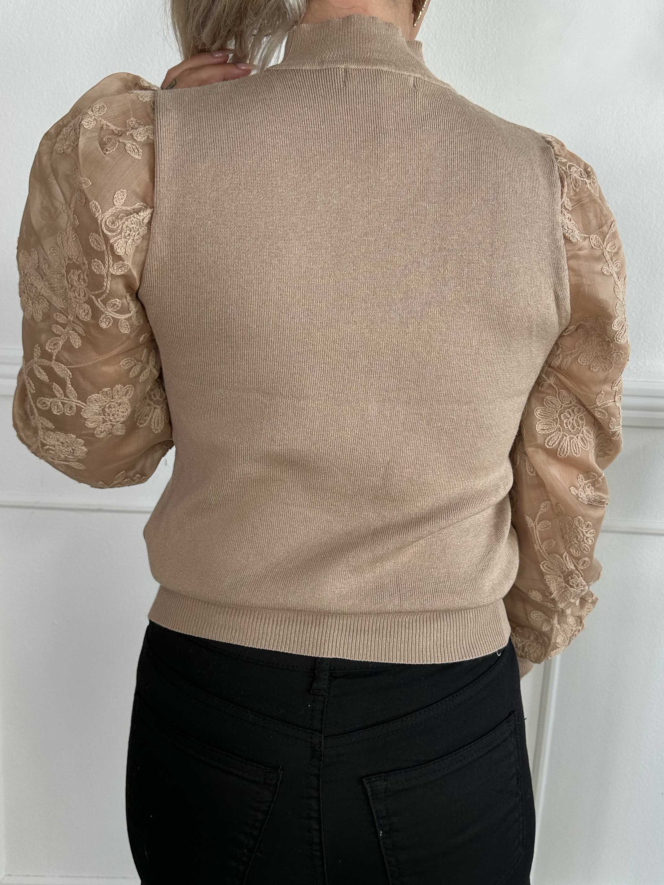 Sydney - Blus med turtleneck och spetsärmar